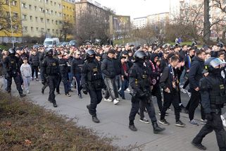 Pálení vlajek, deratizace nebo Forrest. Jak vypadalo derby na tribunách - Sport.cz