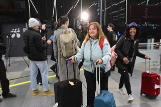 Chaos a špatná komunikace, zuří lidé z repatriačního letu. Češka kritizuje z Dubaje vládu