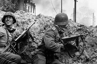 Unikátní barevné filmové záběry Němců z bitvy o Stalingrad vám naženou husí kůži. Krutost té doby neznala mezí