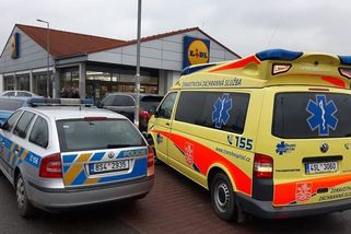 Senioři se pohádali před supermarketem. Jeden druhého udeřil holí - Novinky