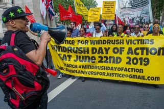 Kriminálník v Británii vyhrál spor o deportaci. O osm měsíců později byl obviněn z vraždy - Novinky