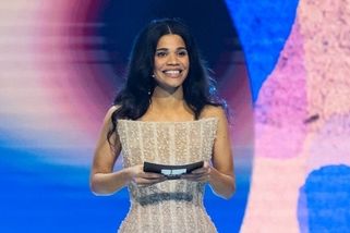 Korzet vypadající jako krunýř a nahota od pasu dolů. Módní policie zhodnotila outfit moderátorky Lvů