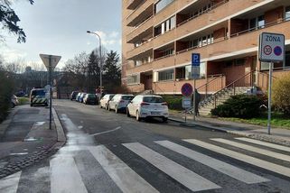 Řidič v Praze srazil 11letou dívku na přechodu a odjel. Pátrá po něm policie - Novinky