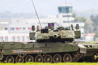 Babišova vláda změnila prioritu. Na tanky si půjčí o 18 miliard korun méně, peníze chce od EU na dálnici