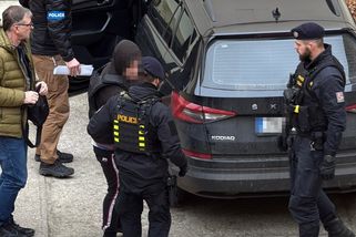 Útočník z Hradce dostane maximálně 10 let. Lidé zuří. Právník řekl, proč to tak je