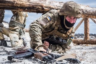 Expertní skupina: Porážka Ukrajiny by stála USA mnohem víc než další pomoc