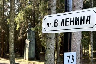 Litevský park Grūtas je skanzen památníků sovětské éry. Mezi Leniny a Staliny zaujme „Běh v pytlích“