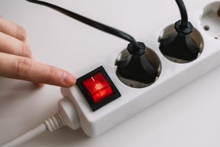 Elektřina i plyn v EU ve druhém pololetí zlevnily, v Česku elektřina zdražila - Novinky