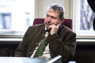 Odposlechy: Kámen z nepovoleného lomu v sídle prezidenta rozdělovali Balákovi známí