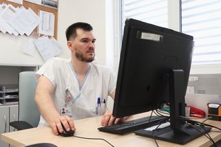 Zdravotní sestra Jan Vaněk: Pacienti si mě pletou s doktorem a neví, jak mě mají oslovovat - Novinky