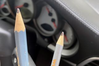 Zběhlí řidiči vozí v autě obyčejnou tužku. Kdo zjistí důvod, okamžitě si ji dá do vozu také
