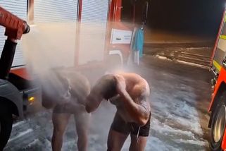 Když neteče voda. Urostlí hasiči z Týna se sprchují venku v boxerkách a sbírají tisíce lajků - Novinky