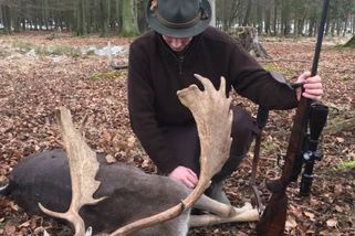 Záhada v oboře. Syn ředitele Lán se fotil s puškou u daňka, ale prý nestřílel - Seznam Zprávy