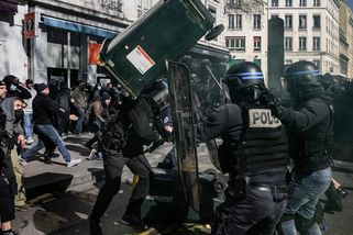 Protesty bez rukaviček. Francie hlásí tisíc zraněných policistů i hasičů - Seznam Zprávy