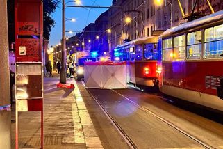 Tramvajačku z Plzně čeká soud za usmýkání mladíka. Podle žalobce si hrála s mobilem - Novinky