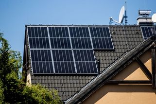 Čína může vypnout soláry na českých střechách. Ovládá klíčovou součástku - Seznam Zprávy