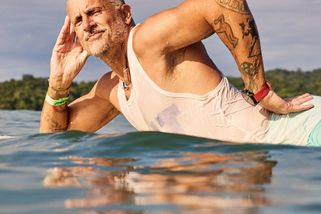 “Během našich pobytů je normální, že se chlapi obejmou nebo že se ve srandě poplácají po zadku. Toxická maskulinita u nás nemá místo,” říká Steven, zakladatel surf pobytů pro LGBT+ lidi