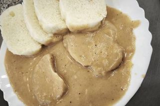 Svíčková za stovku a fronty u pultu. Klasická táckovna poráží i moderní bistra