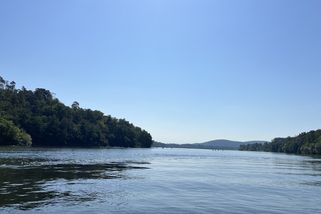 „Moravské moře“ je blíž než Chorvatsko či Balaton. Od místních jsme se dozvěděli o tajných plážích