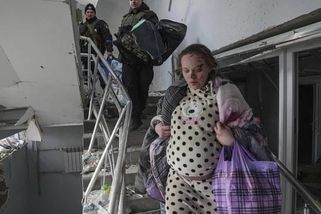 Je to herečka, tvrdilo Rusko. Zraněná blogerka z Mariupolu nyní porodila dceru