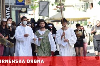 Feministicko-katoličtí aktivisté vystoupili ve Špalíčku, protože se jim nelíbí, komu patří