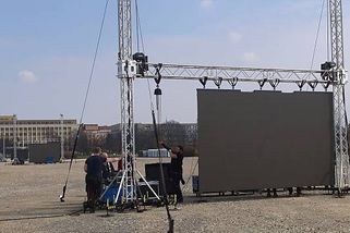 Demonstrace přivede na Letenskou pláň davy. Moře lidí rozdělí koridory