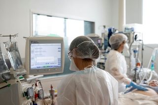 ON-LINE: Nově nakažených je jen 976. Číslo R se ale nebezpečně blíží 1,0 - Novinky