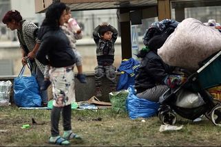 Kempování romských uprchlíků v centru Brna: od nádraží je převezli do kasáren