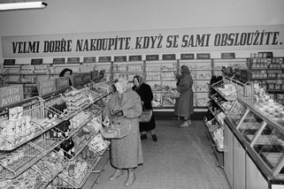Obchody za socialismu: Prázdné regály, fronty na pomeranče, vůně čerstvě umleté kávy a podpultovky - Proženy.cz