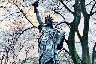 „Demokracie se musí učit: volání po probuzení elit i občanů“ - Médium.cz