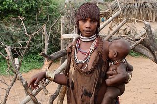 Mingi - krutý rituál kmene Hamar, kdy první zoubky rozhodují o životě či děsivé smrti dítěte - Médium.cz