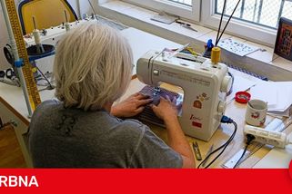 Ve opavské věznici vznikají polštáře i utěrky. Odsouzené ženy šijí bytové doplňky