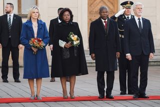 Nevydařená móda Evy Pavlové z návštěvy prezidenta Angoly: Podivný límec i lodičky – eXtra.cz