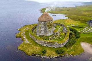 stoplusjednicka.cz/za-tajemstvim-zivota-moci-davnych-klanu-ve-skotsku-znovu-rostou-brochy-tradicni-kamenne-veze-z-doby