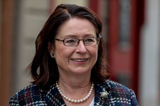 „Hnusný šmejd, který konečně shodil masku.“ Němcov...