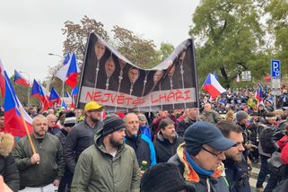 Vrabelovi nebojsové. Rasistická proruská lůza se p...