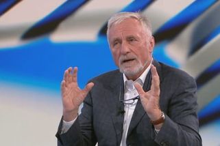 VIDEO: Topolánek pod palbou klimatických aktivistů. Házeli po něm dortíky, pak ho srazili k zemi