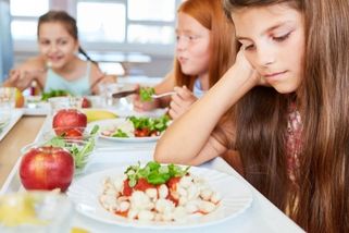 Zdravější obědy školákům nechutnají, ukázala data. Děti jdou radši do bufetu, stěžují si rodiče