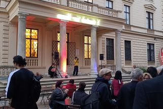 Nekrolog jedné vernisáže: Anatomie provinční trapnosti - Médium.cz