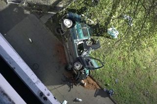 Němečtí teenageři nezvládli driftování na střeše, auto padalo 18 metrů - Novinky