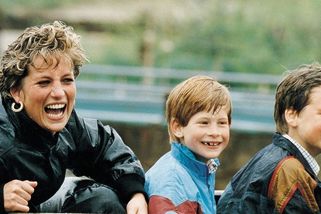 Nemohli uvěřit, že maminka opravdu zemřela. Podle Harryho měla být Dianina smrt součástí tajného plánu - Super.cz