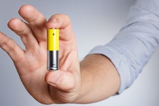 Stačí ji upustit. Jednoduchý trik ukáže, jestli je tužková baterie ještě použitelná