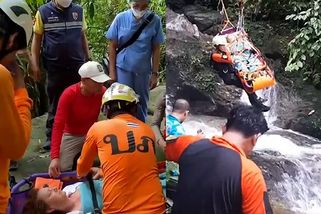 Šla, kam neměla. Turistka spadla v Thajsku z 60metrového vodopádu - Novinky