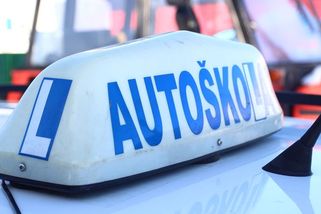 Učitel autoškoly na Zlínsku dostal za jízdy infarkt. Sedmnáctiletá dívka za volantem mu zachránila život - Novinky