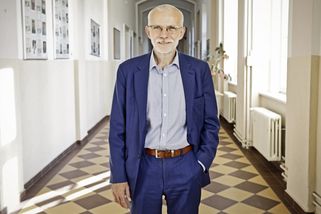 Nechává žáky místo školy zakládat start-upy. Nyní oblíbený ředitel kandiduje do Senátu, kampaň mu dělají studenti