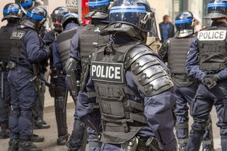 Bouře uniforem s průměrným platem 56 tisíc - Médium.cz