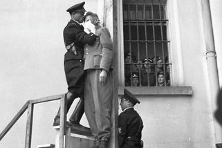 Bestiální kat z Pankráce: opilec Nenáhlo fackoval odsouzené, kšeftoval s oprátkami a upil se k smrti - Médium.cz