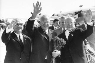 Co se šeptalo v hospodách za socialismu. Vtipy o Husákovi, pekle i nedostatkovém zboží