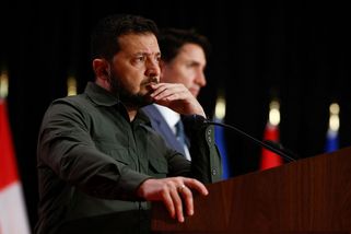 Pod šíleným tlakem. Zelenskyj by měl skončit, Ukrajině to prospěje, míní Romancov