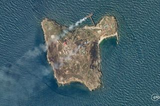 Rusové bombardují Hadí ostrov fosforovými pumami a likvidují vlastní techniku - Novinky